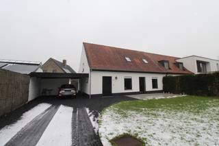 Deze halfopen woning in het rustige Kachtem werd met grote zorg gerenoveerd en is volledig instapklaar afgewerkt.<br />Ideaal voor wie comfortabel en zonder zorgen wil verhuizen.<br /><br />Beneden is er een lichtrijke leefruimte met aansluitend de uitgeruste keuken.<br />Verder is er beneden een ruimte die benut kan worden als slaapkamer, bureauruimte of berging. <br />Er is ook een badkamer beneden voorzien. <br /><br />Op het verdiep is een ruimte nachthal voorzien van veel bergruimte, drie slaapkamers een een badkamer. <br />Buiten is er een tuin achteraan en een zeer ruime, zonnige voortuin. <br />De woning is gelegen op een rustige, doch vlot bereikbare locatie en beschikt over een carport voor twee wagens en een ruime oprit. <br /><br /><strong>👉 Beschikbaar vanaf 1 april </strong><br />Interesse in deze prachtige woning?<br />Geef ons gerust een seintje voor een bezoek en ontdek zelf het wooncomfort dat deze woning te bieden heeft!