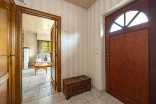 GELIJKVLOERSInkomhal 5,5 m² op tegel inclusief gastentoilet met handenwasser. Leefruimte 37 m² op tegel met open haard. Keuken 14,5 m² op tegel met...