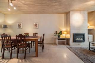 <strong>Ligging</strong><br />Ontdek deze charmante woning met 3 slaapkamers, ideaal gelegen in het centrum van Waregem. Dankzij de uitstekende ligging bevindt u zich op wandelafstand van winkels, horeca, scholen en openbaar vervoer. Bovendien geniet u van een vlotte verbinding naar de E17 (Kortrijk-Gent) en andere belangrijke invalswegen.<br /><br /><strong>Indeling</strong><br />Via de inkomhal komt u in de ruime leefruimte met gezellige gashaard. Aansluitend bevindt zich de lichtrijke, ingerichte keuken. Op het gelijkvloers vindt u verder een apart toilet en een badkamer met lavabomeubel en ligbad.<br />Op de eerste verdieping bevinden zich drie ruime slaapkamers.<br />Achteraan de woning wacht een verrassend ruime, volledig omheinde tuin van 334 m², waar u in alle rust kunt genieten van het groen, midden in de stad.<br /><br /><strong>Technisch</strong><br />De woning wordt verwarmd via centrale verwarming op aardgas, aangevuld met een gezellige gashaard in de leefruimte. Het EPC bedraagt 363 kWh/m² jaar, wat overeenkomt met energielabel D. Beschikbaar: 01/09/2026 (vroeger mogelijk).<br /><br /><strong>Troeven</strong>
<ul>
	<li>Topligging in het centrum van Waregem</li>
	<li>Drie volwaardige slaapkamers</li>
	<li>Instapklare woning</li>
	<li>Verrassend ruime, groene tuin van 334 m²</li>
</ul>
<br /><strong>Contact</strong><br />Uw nieuwe thuis in Waregem wacht op u! Maak snel een afspraak en ontdek zelf deze unieke opportuniteit.<br />Contacteer Realimmo via cedrik@real-immo.be.