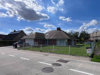 Deze instapklare villa bestaande uit: inkomhal met vestiaire en toilet, lichtrijke woonkamer - salon met aansluitende ingerichte keuken met ontbijthoek en berging, wasplaats, nachthal met 2 slaapkamers met inbouwkasten en badkamer.<br /><br />Op de verdieping 2 slaapkamers en zolder.<br /><br />Dubbele garage met automatische garagepoort en wasplaats, oprit.<br /><br />Zonnepanelen met batterij.<br /><br />Het pand wordt gemeubeld verhuurd.<br /><br /><u>Troeven?</u><br /><br />+ Directe bereikbaarheid naar autosnelweg, ziekenhuis, centrum;<br />+ Volledig afgewerkt;<br />+ Zonnepanelen - batterij, centraal stofzuigsysteem;<br />+ Centrale verwarming.<br /><br />EPC 213 kWh/m² UC3521717