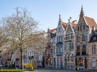 This unique property was completely renovated in 2023 into a student accommodation with 8 luxurious student rooms. All necessary permits and certificates are present and all rooms are currently rented out. This ensures that immediate returns are guaranteed. <br /><br />Layout as follows:<br />Ground floor:<br />- Spacious entrance hall <br />- 2 rooms, each with its own bathroom (walk-in shower, sink and toilet)<br />- Shared kitchen <br />- Outdoor space + bike shed<br /><br />1st floor:<br />- Night hall<br />- 2 rooms, each with its own bathroom (walk-in shower, sink and toilet)<br /><br />2nd floor:<br />- Night hall<br />- 2 rooms, each with its own bathroom (walk-in shower, sink and toilet)<br /><br />3rd floor:<br />- Night hall<br />- 2 rooms, each with its own bathroom (walk-in shower, sink and toilet)<br /><br />Extra:<br />- Basement furnished into a living space<br />- Attic available for storage<br /><br /><br /><br /><br />Register of measures: pending
