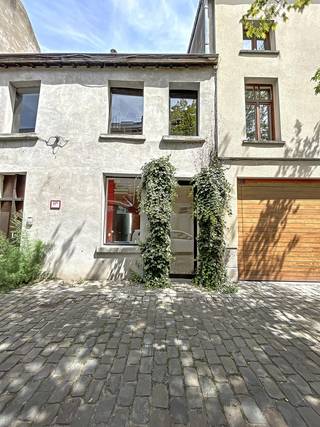 <strong>BEZOEK AANVRAGEN VIA ONZE WEBSITE!</strong><br /><br />Hoe vraag ik een bezoek aan?<br /><br /><strong>LIGGING<br /><br /></strong>Deze charmante, authentieke woning geniet van een uitstekende ligging op wandelafstand van iconische plekken zoals het Gravensteen en de Korenmarkt.<br />Dankzij de vlotte verbinding met het openbaar vervoer en de wagen bereikt u bovendien moeiteloos andere delen van de stad.<br />Met een <strong>MOBISCORE van 9,6/10</strong> is dit een toplocatie voor wie stedelijk wil wonen.<strong><br /><br />INDELING<br /><br /></strong>Bij het binnenkomen verwelkomt de inkomhal u en leidt deze naar de eetkamer, met aansluitend de keuken en een gezellige stadskoer.<br />De badkamer is praktisch ingericht met een enkele lavabo, toilet en een douche gecombineerd met een zitbad.<br />De vele raampartijen zorgen doorheen de woning voor een aangename natuurlijke lichtinval en geven het interieur een bijzonder karakter.<br />Verschillende ingebouwde kasten bieden bovendien handige opbergruimte.<br /><br />Op de eerste verdieping bevindt zich de leefruimte met aansluitend een terras, waar u heerlijk kunt genieten van een rustig moment.<br />De bovenste verdieping verrast met een zeer ruime slaapkamer met een sfeervolle mezzanine en bijkomende kastruimte.<br /><strong><br />BIJKOMENDE INFO<br /><br /></strong>Huurprijs: € 950 /maand <br />Termijn huurovereenkomst: Startend met 1 jaar (verlenging mogelijk)<br />EGW &amp; Internet: Zelf te voorzien<br />DOMICILIE VERPLICHT!<br /><br /><strong>Kom deze authentieke woning zelf ontdekken en vraag uw bezoek aan!</strong><br />(Foto's zijn referentiebeelden, oppervlakten geraamd)<strong><br /></strong>
