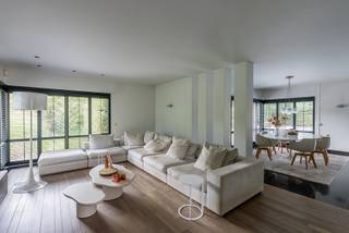 <p>Exclusief wonen in alle rust</p>
<p>Op een ruim en mooi perceel bevindt zich deze stijlvolle, eigentijdse woning waar rust, licht en comfort centraal staan. De lichtrijke leefruimtes en gezellige keuken vormen het hart van de woning, aangevuld met 3 slaapkamers, een dressing, 2 badkamers en een afzonderlijke bureau dewelke ook als extra slaapkamer kan gebruikt worden.</p>
<p>Ook buiten is het genieten: een privézwembad en wellness creëren een luxueuze vakantiesfeer in eigen tuin. Terwijl de dubbele inpandige garage zorgt voor extra comfort.</p>
<p>De woning is hoogwaardig afgewerkt, met alle hedendaags comfort.</p>
<p>Een bijzonder aangename thuis voor wie ruimte, privacy, stijl en comfort weet te waarderen.</p>
<p>Troeven:</p>
<ul>
<li>Zeer rustige omgeving</li>
<li>Ruim perceel</li>
<li>Hoogwaardige afwerking</li>
<li>Dubbele inpandige garage</li>
<li>Welness</li>
<li>Zwembad</li>
<li>Zonnepanelen</li>
<li>Koeling woning</li>
</ul>