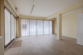 Deze kantoor-, handelsruimte van ca. 100 m² is gelegen in de Peter Benoitstraat. De Peter Benoitstraat bevindt zich in een rustige woonwijk binnen de stad Hasselt. De straat ligt op een relatief korte afstand van het centrum, waardoor voorzieningen zoals winkels, scholen en openbaar vervoer goed bereikbaar zijn. Dankzij de ligging nabij belangrijke invalswegen is de verbinding met andere stadsdelen en omliggende gemeenten vlot.<br /><br />De kantoorruimte is een open ruimte met grote raampartijen die ev. ingedeeld kan worden in verschillende compartimenten. Er is een apart toilet aanwezig. De kantoorruimte heeft een aparte toegang en een rechtstreekse trap naar een privatieve kelderruimte van ca. 22 m².<br /><br />De pluspunten op een rij:<br />+ Rustige ligging nabij invalswegen en het centrum<br />+ Kelder van 22 m² (is inbegrepen in de bewoonbare oppervlakte)<br /><br />Wenst u graag een zaak te starten maar bent u nog op zoek naar een commercieel pand of een kantoorruimte? Kom dan zeker een kijkje nemen! Contacteer Stephanie Odeurs op het nummer 0474-73 64 84 of via email stephanie@vestio.com.