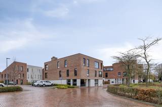 Indeling als volgt:TWEEDE VERDIEPING- Inkomhal met gastentoilet.- Leefruimte met veel lichtinval en voldoende ruimte voor een eet- en zithoek. Via...