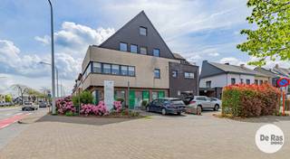 <p><strong>AALST – Opbrengsteigendom met ± 5% bruto rendement en langetermijnhuurder</strong></p>
<p>Bent u op zoek naar een stabiele vastgoedinvestering met een aantrekkelijk rendement en een beperkt risicoprofiel? Dan is deze commerciële eigendom in Aalst beslist het bekijken waard.</p>
<p>Het pand is momenteel verhuurd aan Argenta, een financieel sterke en gevestigde bank-verzekeraar. De huurovereenkomst werd in februari 2025 vernieuwd voor een periode van 9 jaar, wat zorgt voor een langdurige en voorspelbare huurinkomst.</p>
<p>Met een actuele huurprijs van € 1.665,55 per maand of € 19.986,60 per jaar realiseert deze eigendom bij een vraagprijs van € 399.000 een bruto huurrendement van ca. 5%.</p>
<p>Een bijkomende troef is dat het pand niet beschikt over een uitgesproken of moeilijk aanpasbare bankinrichting. Hierdoor blijft een eventuele toekomstige reconversie naar een andere zakelijke invulling relatief eenvoudig en beperkt in kost, wat het investeringsrisico verder verlaagt.</p>
<p>Ook de ligging, zichtbaarheid en bereikbaarheid vormen belangrijke troeven. Het pand bevindt zich op het gelijkvloers van een kleinere residentie en is praktisch en functioneel ingericht met vier afzonderlijke bureauruimtes, een wachtruimte, keukenhoek met eet- en printerruimte, twee toiletten en een technische ruimte.</p>
<p>In de kelderverdieping bevindt zich bovendien een private berging van ca. 10 m². In de verkoop zijn eveneens één buitenstaanplaats en één staanplaats onder de carport inbegrepen.</p>
<p>Ook technisch staat het pand sterk: de elektrische installatie is conform en de eigendom beschikt over een gunstig EPC-label B.</p>
<p>Meer info en bezoek 053/60.65.60.</p>
