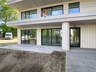 <p>Imaginez-vous entrer dans un appartement neuf de plain-pied, situé à la Schaapdries à Genk, et vous sentir immédiatement chez vous. Ce bien prêt à l'emploi allie le calme d'un environnement résidentiel verdoyant au confort de l'habitat contemporain, sans escaliers, sans tracas. Un endroit où vous pouvez tout de suite déposer vos valises et profiter de tout ce qu'une construction neuve a à offrir.</p><p> </p><p>L'appartement dispose d'une surface habitable de 80m² et bénéficie d'une distribution bien pensée. Vous y trouverez une chambre spacieuse ainsi qu'une salle de bain entièrement finie, toutes deux à l'état neuf et prêtes à l'usage. L'espace de vie offre suffisamment de place pour se détendre et recevoir, tandis que l'agencement assure une circulation logique et agréable à travers le logement.</p><p> </p><p>Ce qui rend cet appartement particulièrement spécial, c'est la combinaison des espaces extérieurs : vous profitez à la fois d'une terrasse et d'un jardin commun, idéal pour passer du temps dehors les jours ensoleillés. Vous disposez en outre de suffisamment de places de parking pour les visiteurs, afin que votre voiture soit toujours garée en sécurité. En tant que construction neuve, le bien répond aux normes de construction actuelles et un certificat PEB est disponible. L'appartement est disponible immédiatement, inutile donc d'attendre.</p><p> </p><p>La localisation à Genk est un véritable atout : commerces, écoles, transports en commun, un centre sportif, la gare et les axes routiers se trouvent tous à proximité. Vous combinez ainsi la tranquillité de votre propre chez-vous avec l'accessibilité de toutes les commodités quotidiennes. Cet appartement de plain-pied prêt à l'emploi a éveillé votre curiosité ? Contactez notre agence et planifiez rapidement une visite.</p>