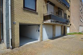 Geen parkeerstress meer: uw voertuig staat altijd veilig in deze afgesloten garagebox, bereikbaar via de Meeuwenstraat.<br />De garage is voorzien van elektriciteit en verlichting, wat extra comfort en gebruiksgemak biedt.<br />Met een royale afmeting van ongeveer 13,4 meter diep en 2,80 meter breed biedt deze garagebox meer dan voldoende ruimte voor een wagen, extra opslag of een combinatie van beide.<br />Ref. G523