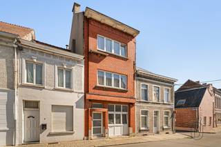 <p>Deze charmante, volledig gerenoveerde halfvrijstaande woning is ideaal gelegen in het hart van het stadscentrum en zal u zeker bekoren met zijn comfort en toplocatie.<br /><br />Momenteel verhuurd (maandelijkse huur van € 960).<br /><br />Op korte afstand van alle voorzieningen (winkels, scholen, openbaar vervoer) biedt deze woning een praktische en aangename woonomgeving.<br /><br />De woning is in 2022 volledig gerenoveerd en beschikt nu over moderne en functionele ruimtes, klaar om direct te betrekken.<br /><br />Of u nu een starter bent, wilt investeren of een jong stel zoekt, deze woning is een fantastische kans in het stadscentrum.<br /><br />Mis deze kans niet!<br /><br />Contact en informatie: +32 499 34 68 24 of anne-sophie@immobeguin.be</p>