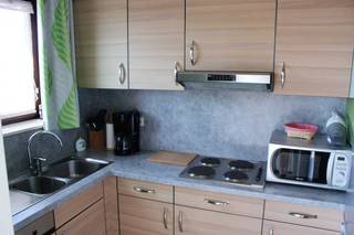 1-slaapkamerappartement op het 4de verdiep vlakbij strand en duinen. <br /><br />-Ruime, lichtrijke woonkamer met directe toegang tot een zongerichte terras met mooi uitzicht over het<br /> hinterland.<br /><br />-Ingerichte keuken met vaastwasser, koelkast en oven.<br /><br />-Ruime slaapkamer die uitgeeft op een tweede terras.<br /><br />-Badkamer met bad-en douchecombinatie.<br /><br />- Volledig gemeubeld en instapklaar<br /><br />Daarnaast is er in het gebouw een private kelderberging en ook een gemeenschappelijke fietsenberging aanwezig. De lift werd in 2025 volledig vernieuwd.<br /><br />Ideaal als vaste woonst, tweede verblijf of investering.<br /><br />Immo gelieve zich te onthouden