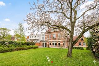 In het centrum van Izegem bevindt zich deze indrukwekkende eclectische burgerwoning die klasse, ruimte en karakter moeiteloos verenigt.Gelegen op een...
