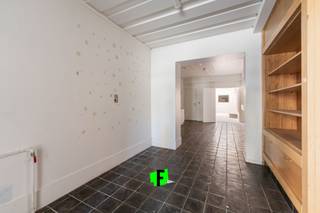 Bent u op zoek naar de perfecte combinatie van wonen en werken in het hart van Torhout? Deze karaktervolle handelswoning op een uiterst commerciële locatie biedt alles wat u nodig heeft! De woning is toe aan een opfrisbeurt of renovatie, maar biedt een uitstekende basis om uw eigen stempel te drukken. Met een ruime en multifunctionele handelsruimte op het gelijkvloers, voorzien van veel etalageruimte, geniet u van uitstekende zichtbaarheid en volop kansen om uw zaak te laten groeien.<br /><br />Boven de handelsruimte bevindt zich een royale woonruimte met maar liefst zes slaapkamers, ideaal voor een groot gezin of om extra ruimte te creëren voor kantoor of hobby. Daarnaast is er een gezellig terras waar u heerlijk kunt ontspannen. De woning straalt authenticiteit en charme uit, met veel originele elementen die zorgen voor een unieke sfeer en uitstraling.<br /><br />Deze woning is ideaal voor ondernemers die wonen en werken willen combineren op één locatie. Dankzij de topligging in het bruisende centrum van Torhout profiteert u van veel passage en zichtbaarheid, perfect om uw klantenkring te vergroten. Met de nodige opfrissing of renovatie kunt u deze woning omtoveren tot een unieke plek die helemaal aan uw wensen voldoet. <br /><br />Mis deze kans niet en neem vandaag nog contact met ons op voor meer informatie of een bezichtiging!<br /><br />