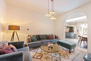 Deze charmante gezinswoning aan de Magdalenalei is het perfecte voorbeeld van een woning waar alles klopt. Achter de karaktervolle gevel schuilt een warm en stijlvol huis, waar authentieke elementen en hedendaags comfort elkaar moeiteloos versterken.<br /><br />De inkomhal verwelkomt je meteen met haar prachtige originele vloer en houten trap. De zachte materialen, warme tinten en doordachte indeling zorgen er voor dat de leefruimte een plek is waar je spontaan wil blijven hangen. Via de elegante boogopening kom je vooraan in een lichtrijke bureauhoek met maatkasten, ideaal voor wie thuiswerkt.<br />Achteraan opent de woning zich volledig naar de tuin, waar de keuken en eetruimte samen het kloppend hart vormen, terwijl het daglicht rijkelijk binnenvalt. Op zonnige dagen schuif je de deur open en loopt alles vanzelf over in het terras en de tuin. Achteraan wacht een gezellig zonneterras waar lange zomeravonden bijna vanzelfsprekend worden. De praktische achteringang maakt het geheel nog net dat tikkeltje comfortabeler.<br /><br />Boven zet de woning haar warme sfeer verder met drie volwaardige slaapkamers, een dressing, en een stijlvolle badkamer met ligbad en een dubbele inloopdouche. <br />Alles werd met zorg gerenoveerd, met aandacht voor detail en kwaliteit, waardoor je hier zonder zorgen kan intrekken. <br />En met een mooi b-label, door onder andere de zonnepanelen, zit je op vlak van energie meer dan goed.<br /><br />Een plek met karakter, licht en een ziel, op een toplocatie in Brasschaat, klaar voor een nieuw verhaal.<br /><br />(Opp. Ref. EPC)