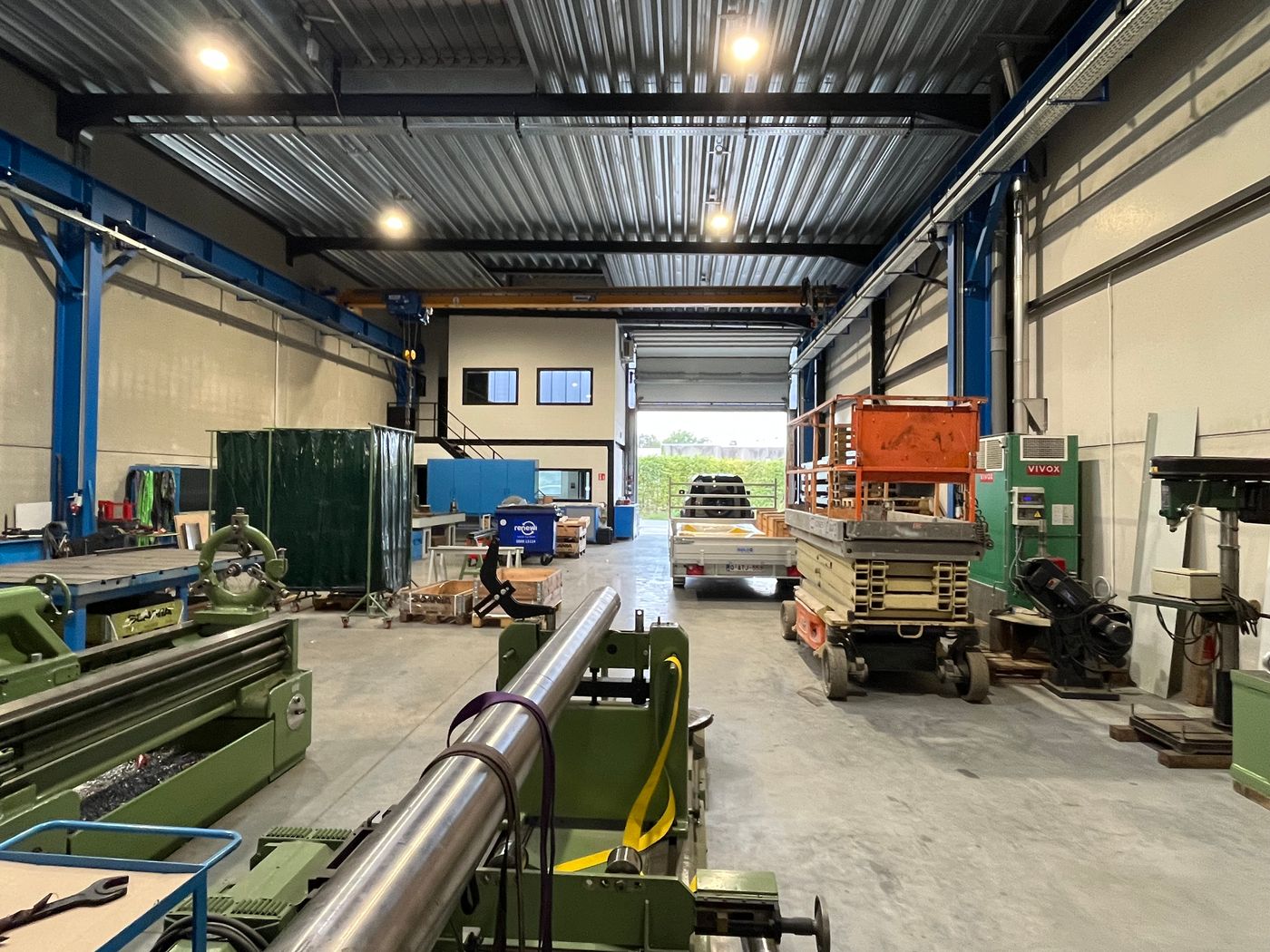 Moderne bedrijfsruimte van 380 m² met magazijn en kantoorruimte - foto 2