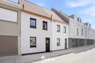 Deze instapklare, gerenoveerde woning bevindt zich op een boogscheut van het centrum van Meulebeke. De woning geniet van een uitstekende bereikbaarheid en ligt op wandel- en fietsafstand van diverse winkels, horeca, sportgelegenheid, openbaar vervoer...<br /><br />Op het gelijkvloers bevindt zich een inkomhal met gastentoilet, een badkamer met douche en dubbele wastafel (spiegel boven de wastafels wordt nog voorzien door de verkoper). Ook de aansluitingen voor wasmachine en droogkast bevinden zich in de badkamer. Verder is er op het gelijkvloers een woonkamer met aansluitend de open keuken met eiland die voorzien is van een inductiekookplaat, dampkap, spoelbak, oven, microgolf, vaatwas, koelkast en voldoende kastruimte.<br /><br />Het eerste verdiep bestaat uit een nachthal met toilet en twee ruime slaapkamers. <span>Het tweede verdiep is te bereiken via een vaste trap en hier bevindt zich de derde slaapkamer met aansluitend nog een praktische zolderberging.<br /><br />Tot slot beschikt de woning over een gezellig terras, tuin, een uitweg naar de Kasteeldreef, airco's die koelen én verwarmen, 8 zonnepanelen met een totaal vermogen van 3.680 Wattpiek, vloerverwarming, ...<br /><br /><strong>Ook wild geworden van deze thuis?<br />Twijfel niet langer en leg vandaag nog uw bezoek vast!</strong></span>