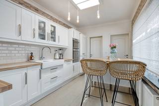 TE KOOP: woning met 3 ruime slaapkamers, 2 badkamers en 2 koeren<br /><br />Indeling: <br /><br />Gelijkvloers:<br />- ruime inkomhal<br />- woonkamer met veel lichtinval<br />- volledig uitgeruste keuken<br />- badkamer 1 met douche en toilet<br />- koer 1<br />- bergplaats met aansluiting voor wasmachine en droogkast<br />- koer 2<br /><br />Verdieping 1:<br />- nachthal<br />- slaapkamer 1 (ca 16m²)<br />- slaapkamer 2 (ca 15m²)<br />- badkamer met ligbad<br /><br />Tweede verdieping:<br />- Master Bedroom met ligbad (ca 30m²)<br /><br />Verder is er nog een kelder aanwezig<br /><br />Bijzonderheden:<br />- alarmsysteem met camera's<br />- gerenoveerd in 2019<br />- verwarming op aardgas<br />- 2 badkamers<br />- 2 koeren<br />- zeer goed onderhouden woning<br /><br />Bent u geïnteresseerd in dit vastgoed te koop in 2850 Boom? Aarzel dan niet om contact met ons op te nemen.<br />Wenst u uw eigendom ook te koop of te huur te stellen? Steeds tot uw dienst om u verder te helpen met al uw vragen over vastgoed!<br /><br />Bestuursmaatregelen in het maatregelenregister: nee