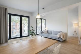 <p>In de gezellige Harmoniewijk bevindt zich deze uiterst stijlvolle residentie “Mechelsesteenweg 150”. Een zeer gegeerde locatie met het Albertpark als achtertuin. Het openbaar vervoer voor de deur en een vlotte verbinding naar de oprit van de Ring garanderen een vlotte bereikbaarheid om in en uit de stad te geraken.<br /><br />Dit uiterst lichte appartement van ca 48 m² is gelegen op de tweede verdieping.<br />De leefruimte aan de voorzijde van het appartement is aangenaam licht dankzij de grote raampartijen. De afwerking werd nauwkeurig uitgekozen, zo ligt er een doorlopende parketvloer en is de open keuken voorzien van kwalitatieve toestellen zoals een combi-oven, vaatwasser, keramische kookplaat, koelkast met vriesvak.<br />In het verlengde van de leefruimte bevindt zich het terras waar u heerlijk kan genieten van het zonnetje.<br /><br />De naastgelegen slaapkamer kan gebruikmaken van een badkamer met lavabo en inloopdouche. Apart gastentoilet.<br /><br />Een praktische berging met aansluiting voor wasmachine en droogkast vervolledigt het plaatje.<br /><br />Gemeenschappelijke lasten: 85 Euro per maand.<br />Alle nutsvoorzieningen (gas, elektriciteit en water) zijn privé op te nemen door de huurder.<br /><br />Onmiddelijk beschikbaar.</p>