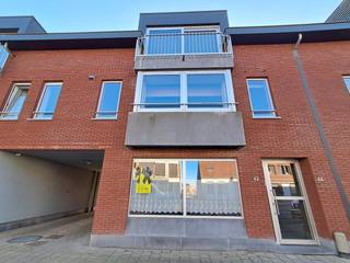 Leuk instapklaar, recent geschilderd appartement met goede verbinding naar Brugge - Maldegem en centraal gelegen met winkels in de buurt.Ze omvat:...