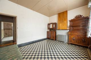 <p><span>Ontdek deze </span><span>te renoveren woning</span><span> nabij het centrum van </span><span>Moerbeke-Waas (Lokeren)</span><span>. Een ideale ligging met alle voorzieningen en invalswegen in de buurt. Via de E34 rij je vlot naar zowel Gent als Antwerpen.<br /><br />In de huidige indeling vind je op het gelijkvloers 2 leefruimtes, waarvan één was ingericht als keuken en een badkamer met toilet. Daarnaast heb je een </span><span>eerste slaapkamer</span><span> op het tussenverdiep en een </span><span>2</span><span><sup>e</sup></span><span> grotere slaapkamer</span><span> op de bovenverdieping. Voor extra opbergruimte kan je handig gebruik maken van de kelder.<br /><br />De woning ligt op een mooi </span><span>perceel van 256m²</span><span>. De tuin is ook te bereiken via een handig zijweggetje. <br /><br />Het raam in de voorgevel en de voordeur (beide PVC) zijn al vernieuwd (2024). Maar ook achterin hebben de houten ramen al dubbel glas.<br /><br />Klaar om te renoveren? Investeren? Op zoek naar jouw eigen woning? Kom deze woning met potentieel zeker ontdekken!<br /><br /></span><span>Troeven</span><span><br />- Centrale ligging, goede uitvalsbasis<br />- Mooi perceel van 256m²<br />- Ramen met dubbel glas<br />- Via zij-ingang ook toegang tot de tuin<br />- Investeren / Renoveren<br /><br />Dit pand kan onderhevig zijn aan de renovatieverplichting voor residentiële gebouwen. <span>https://www.energiesparen.be/renovatieverplichting-residenti%C3%ABle-gebouwen-2023</span></span></p><p><span><br /></span><span>Ben jij geïnteresseerd in deze woning in Moerbeke-Waas, ben je op zoek naar ander vastgoed of wens je de waarde van jouw eigendom te kennen? Dan ben je bij BOLT immo aan het juiste adres! Wij helpen jou graag verder.</span></p><p><span> </span></p>