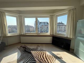 Ontdek dit gezellig en goed onderhouden appartement, ideaal gelegen in het hart van Knokke, op wandelafstand van het Van Bunnenplein en het strand.<br /><br />Dit energiezuinige appartement bevindt zich op de derde verdieping en geniet van een uitstekende oriëntatie aan de zonnekant van het Alfred Verweeplein, wat zorgt voor veel natuurlijk licht en een aangename woonbeleving.<br /><br />Recent werden alle ramen vernieuwd en werd de cv-ketel vervangen door een hoog rendement condensatieketel, wat bijdraagt aan het comfort en de energiezuinigheid van het appartement.<br /><br />Dankzij de centrale ligging bevindt u zich midden in het bruisende Knokke, met winkels, restaurants en alle voorzieningen binnen handbereik.<br /><br />Interesse? Bezoeken zijn mogelijk op afspraak via vastgoed@gysemansgroep.be.<br />Of Contacteer Dirk Gysemans op 0475/60 15 15.
