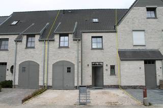 Deze energiezuinige gezinswoning is gelegen in een rustige verkaveling, aan het woonerf tussen de Molenstraat en de Merellaan.<br /><br />Gebouwd in 2017 met kwalitatieve materialen.<br /><br />Verrassend ruime woning, inkomhal met inbouwkasten en een gastentoilet. Een zeer aangename, ruime en lichtrijke leefruimte, kwalitatieve open keuken met alle toestellen, veel bergruimte en een tuintje met uitweg naar het achterliggend woonerf waar voldoende parkeermogelijkheid is.<br />De garage is ingedeeld als bergruimte en wasplaats.<br />Op de eerste en tweede verdieping zijn er 4 volwaardige slaapkamers, een bergruimte en een mooie badkamer met dubbel lavabomeubel en inloopdouche. Er is ook een apart toilet op de eerste verdieping.<br /><br />De woning is momenteel verhuurd. Kan dus ook een interessante investering zijn.<br /><br />Centrale en kindvriendelijke ligging.<br /><br />- conforme elektrische installatie<br />- energiezuinig<br />- grote bewoonbare oppervlakte (ca 185m²)<br />- veel bergruimte<br />- regenwaterput aanwezig<br />- klein maar gezellig tuintje<br />- INSTAPKLAAR !