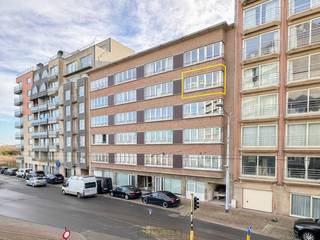 INSTAPKLAAR appartement in het hart van Middelkerke combineert een GUNSTIGE LIGGING met modern comfort en een prachtig ZIJDELINGS ZEEZICHT. Gelegen...