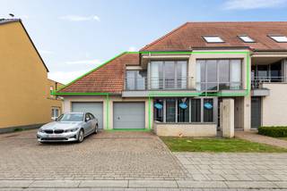 Dit gunstig gelegen op te frissen appartement bevindt zich in een kleinschalig gebouw, op wandelafstand van een lagere school en vlot bereikbaar met openbaar vervoer.<br />Via de inkomhal bereikt men de nachthal die toegang biedt tot de verschillende ruimtes.<br /><br />De leefruimte geniet van veel natuurlijk daglicht door de grote raampartijen. Via de leefruimte bereikt men de keuken welke is uitgerust met de nodige toestellen. <br />Zowel via de leefruimte als de keuken bereikt men het zuidgericht terras (6m²). <br /><br />Verder beschikt dit appartement over 2 ruime slaapkamers (13m² /14,5m²) en een badkamer. De badkamer is uitgerust met een bad met douchefunctie, douche en een dubbele wastafel in een badkamermeubel. Eén van de slaapkamers (13m²) geeft toegang tot het tweede zeer ruim terras (18m²). <br /><br />De twee bergruimtes (5m²/15m²) zorgen voor extra opslagruimtes, waarvan één voorzien is van aansluiting voor wasmachine en droogkast. <br /><br />Tot slot is er een garagebox met staanplaats verplicht aan te kopen voor €20.000.<br /><br />Pluspunten:<br />+ Gunstige en centrale ligging<br />+ 2 slaapkamers<br />+ 2 terrassen<br />+ 2 bergruimtes<br />+ EK conform<br />+ Lage gemeenschappelijke kosten<br />+ Garagebox met staanplaats (€20.000) <br /><br />Interesse in dit leuk op te frissen appartement? Contacteer VB Vastgoed via 03 337 50 70 of info@vbvastgoed.be.