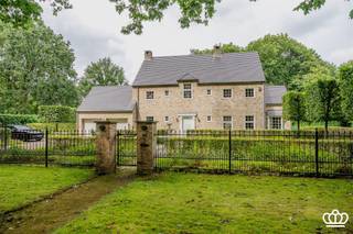 Residentieel gelegen villa te Heide-Kalmthout met o.a. lichte leefruimte, 3-4 slaapkamers, 3 badkamers, inpandige garage voor 2 wagens en een...