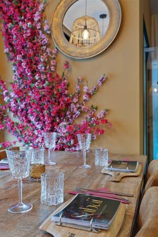 Rez-de-chaussée commercial à vendre dans le centre de Merchtem, actuellement loué et aménagé en restaurant.Ce bien d’investissement bénéficie d’un emplacement idéal et offre des revenus locatifs stables de 1.448 €/mois.Le bail en cours est valable jusqu’au 29 février 2031 et doit être respecté, garantissant ainsi un rendement immédiat pour l’investisseur.Grâce à sa situation centrale à Merchtem, cette propriété représente une opportunité particulièrement intéressante pour ceux qui recherchent un investissement rentable.Vous souhaitez obtenir plus d’informations ou planifier une visite ?Contactez STRUCTURA au 02/460 80 46 ou via info@structura.be.