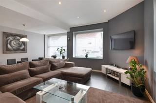 <p>Zoekt u een ruime en gerenoveerde woning met 4 slaapkamers in Wondelgem?<br />Dan hebben wij precies wat u zoekt!</p><p>Deze woning bevindt zich in een aangename, kindvriendelijke buurt in het hart van Wondelgem. Dankzij de centrale ligging geniet u van een vlotte verbinding met het centrum van Gent, zowel met de fiets, wagen als het openbaar vervoer. Tram- en bushaltes liggen op wandelafstand, net als winkels, scholen en andere dagelijkse voorzieningen.</p><p>GLV: Bij het betreden van de woning komt u terecht in de inkomhal, vanwaar u toegang heeft tot zowel de ruime keuken met alle nodige voorzieningen als de gezellige en lichtrijke leefruimte. Op het gelijkvloers bevindt zich ook een apart gastentoilet en is er toegang tot de ruime kelder, ideaal als extra bergruimte.<br />1steV: Hier vindt u twee ruime slaapkamers en een comfortabele badkamer, voorzien van een toilet en een douche.<br />2deV: Deze verdieping beschikt over nog een slaapkamer én een extra ruime slaapkamer met aansluitend een kamer die perfect kan dienen als dressing of bureau, én een tweede badkamer.</p><p>Zou deze woning iets voor u kunnen zijn?<br />Wees er dan snel bij en neem vandaag nog contact met ons op voor meer informatie of een bezoek ter plaatse.<br /> </p>