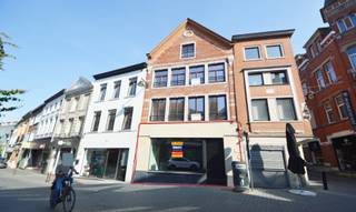 Op zoek naar een instapklare handelsruimte op een AAA-locatie in het hart van de stad? Dit volledig gerenoveerd handelsgelijkvloers van ca. 95 m²...