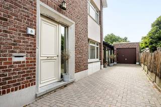 <p>Bent u op zoek naar een instapklare woning met tuin op een rustige locatie in Erembodegem (Aalst)? Deze halfopen bebouwing beschikt over een gezellige tuin, garage en ruime oprit. Dankzij de ligging in de Hekelgemstraat woont u rustig, terwijl zowel het centrum van Aalst als Affligem vlakbij liggen. Ook scholen, winkels en openbaar vervoer zijn vlot bereikbaar.<span></span></p>
<p>Het Kluizenbos ligt op slechts enkele minuten wandelen en is een mooie extra troef voor wandel- en sportliefhebbers.</p>
<p>Een ideale woning voor koppels of gezinnen die op zoek zijn naar charme, gezelligheid en een aangename woonomgeving.</p>
<span>Indeling<br /></span><br />We komen binnen in de lichtrijke inkomhal dewelke ons naar de gezellige woonkamer begeleidt. Naast de woonkamer vinden we de ruime eetkamer met prachtige sierhaard. We lopen verder naar de keuken en de achterliggende veranda met berging en toilet. Vanuit de veranda heb je zicht op het terras en de goed onderhouden gezellige, zuidgeoriënteerde tuin. Ideaal om helemaal tot rust te komen! <br /><br />Op het eerste verdiep vinden we 2 ruime kamers en een vernieuwde badkamer met inloopdouche, ligbad en toilet.<br />De badkamer werd volledig vernieuwd in 2023.<br /><br />De zolderverdiep (40m²) geeft de mogelijkheid om nog 1 à 2 extra kamers te voorzien. <br /><br /><span>Extra troeven:</span> gunstig EPC - Nieuwe verwarmingketel - elektriciteit conform - rustige omgeving <br />
<p><span>Interesse? Contacteer ons vandaag nog voor een bezoek ter plaatse!</span></p>
<p>info@impromove.be - 02 887 80 56</p>