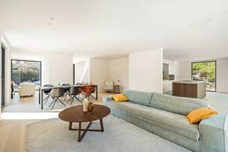 Kwalitatief moderne ENERGIEZUINIGE NIEUWBOUWVILLA<br />Mooi gelegen in het groene Marke, biedt deze stijlvolle villa de perfecte mix van luxe, comfort en energiezuinig wonen. Indeling: inkom met vestiaire, grote BUREAU, toilet, de royale lichtrijke leefruimte met open keuken vormt het hart van de woning, waar grote raampartijen zorgen voor een overvloed aan natuurlijk licht en een prachtig zicht op de tuin, bijkeuken/wasplaats, 4 slaapkamers en twee moderne badkamers, ideaal voor gezinnen of wie ruimte en privacy belangrijk vindt. Buiten tref je een overdekte carport en is er een voorziening voor een zwembad. Dankzij de mogelijkheid om zelf mee te beslissen over de materiaalkeuze, kan je deze villa volledig afstemmen op jouw persoonlijke stijl en smaak.INFO: IMMO BEGUIN: info@immobeguin.be