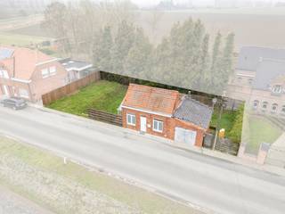 [[ DIT PAND NEEMT DEEL AAN DE ERA OPEN HUIZEN DAG OP 13/6 VAN 9:30 TOT 10:30 ]]
<strong>Unieke ligging &amp;amp; perceel</strong><br />De woning geniet van een uitzonderlijke perceelbreedte en mooie afmetingen, wat zorgt voor een open en aangename woonervaring. De tuin biedt tal van mogelijkheden voor ontspanning, tuinliefhebbers of gezinnen die op zoek zijn naar buitenruimte in alle privacy. Dankzij de rustige omgeving en beperkte passage is dit een ideale plek voor wie houdt van kalmte en natuur.

<h3><strong>Wonen met karakter</strong><br />Deze eigendom straalt charme en authenticiteit uit. De indeling biedt mooie ruimtes met potentieel om ze volledig naar eigen smaak in te richten. Grote raampartijen zorgen voor een aangename lichtinval en een fijne connectie met de tuin.<br /><br />Of u nu op zoek bent naar een vaste gezinswoning, een tweede verblijf of een investering op een unieke locatie: deze woning biedt tal van mogelijkheden.</h3>

<h3><strong>Troeven</strong></h3>

<ul><li><strong>Zeer rustige ligging</strong></li><li><strong>Unieke perceelafmetingen</strong></li><li><strong>Aangename tuin met privacy</strong></li><li><strong>Charmante uitstraling</strong></li><li><strong>Veel potentieel</strong></li></ul>
<strong>UW DROOMWONING? ZO GEVONDEN!</strong><br />