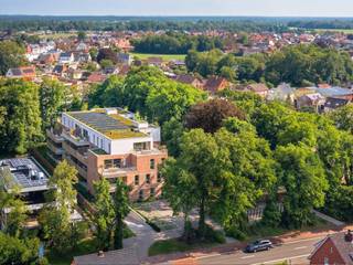 Een met duurzaam en kwaliteitsvolle materialen afgewerkt nieuwbouwappartement in residentie 'Renessehof' te Malle (Oostmalle). Het appartement op...