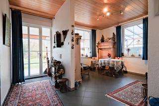 Te renoveren villa met uitzonderlijk potentieel in Sterrebeek!!!
In een rustige en residentiële buurt van Sterrebeek bevindt zich deze karaktervolle villa op een prachtig perceel van 19a64, volledig verscholen van de straat dankzij een private oprijlaan. De woning biedt ongeveer 261 m² bewoonbare oppervlakte en onderscheidt zich door royale ruimtes en wooncomfort, met onder meer een binnenzwembad en een wellnessruimte met infrarood.
De lichtrijke leefruimte kijkt uit op de diepe tuin en sluit naadloos aan op de ruime eetkamer en de volledig ingerichte keuken, ideaal voor familieavonden en etentjes. Een afzonderlijk bureau maakt thuiswerk perfect mogelijk. In totaal bevinden er zich vier ruime slaapkamers en extra functionele ruimtes, wat deze woning bijzonder geschikt maakt voor grotere gezinnen of wie aanvullende ruimte nodig heeft.
De ligging in de Zavelstraat is een absolute troef: een stille omgeving, maar toch uitstekend bereikbaar. Scholen, winkels, sportclubs en het centrum van Sterrebeek liggen in de directe omgeving, net als de belangrijkste verbindingen naar Brussel, Zaventem en de Europese instellingen. Ook openbaar vervoer is vlot toegankelijk, wat deze locatie aantrekkelijk maakt voor gezinnen én pendelaars.
Hoewel de woning beschikt over dubbele beglazing, heeft ze een EPC-label F (EPC: 20251025-0003718403-RES-1). Renovatie biedt echter een uitgelezen kans om deze woning te transformeren tot een moderne, energiezuinige thuis.