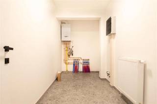 <p><span>Ontdek dit uitzonderlijk ruime en instapklare appartement, gelegen in een kleinschalig gebouw dat in <strong>2022 volledig werd gerenoveerd</strong> en afgewerkt is met <strong>hoogwaardige, kwalitatieve materialen</strong>. Hier geniet u van hedendaags wooncomfort, een doordachte indeling en een overvloed aan natuurlijk licht.</span></p><p><span>Bij het betreden van het appartement komt u terecht in de ruime en lichtrijke leefruimte, die dankzij de grote raampartijen een bijzonder aangename sfeer uitstraalt. De open keuken is volledig uitgerust met alle hedendaagse comfort en sluit naadloos aan op de woonkamer. Aansluitend bevindt zich een praktische berging.</span></p><p><span>Via de nachthal bereikt u de drie volwaardige slaapkamers, die elk rechtstreeks toegang bieden tot het achterliggende terras. De ruime badkamer is stijlvol ingericht en beschikt zowel over een ligbad als een afzonderlijke douche.</span></p><p><span>Een absolute meerwaarde is de uitzonderlijk ruime garage, waar moeiteloos <strong>twee wagens</strong> kunnen worden gestald. Bovendien is deze voorzien van elektriciteit, waardoor ze ook perfect dienst kan doen als extra opslag- of hobbyruimte.</span></p><p><span>Tot slot beschikt het appartement eveneens over een terras aan de voorzijde, dat de leefruimte als het ware verlengt en zorgt voor een extra aangenaam binnen-buitengevoel.</span></p><p><span>Kortom, een uniek appartement waar ruimte, luxe en kwaliteit perfect samenkomen. </span></p>