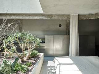 Uniqum - Architectuur tot op haar essentie. Een bijzonder doordacht brutalistisch appartement met tuin op een gegeerde locatie nabij...