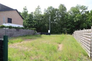 OPGEPAST VANAFPRIJS !Ieder hoger voorstel wordt in beraad genomen. Deze bouwgrond paalt aan twee straten en is gelegen dichtbij de gekende...