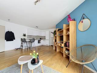 Appartement te koop in Brussel Centrum – 1 slaapkamer met terras nabij Sint-Gorikshallen<br /><br />Bent u op zoek naar een appartement te koop in Brussel Centrum? Ontdek dit prachtige appartement met 1 slaapkamer, ideaal gelegen in het historische hart van Brussel, op slechts enkele stappen van de Sint-Gorikshallen (Halles Saint-Géry), het Sint-Katelijneplein (Sainte-Catherine), de Beurs van Brussel (Place de la Bourse) en de trendy Dansaertwijk.<br /><br />Rebecca Hallal<br />📞 +32 472 12 62 42<br />✉️ rebecca.hallal@weinvest.be<br /><br />We Invest Bruxelles-Europe presenteert dit lichtrijke appartement van 64 m², gelegen op de 5e verdieping van een verzorgd gebouw met lift uit 1991. Dankzij zijn uitzonderlijke ligging in een van de meest gegeerde wijken van Brussel is dit de ideale keuze als hoofdverblijf, stadsappartement (pied-à-terre) of vastgoedinvestering.<br /><br />Het appartement beschikt over een ruime en lichtrijke leefruimte, een volledig uitgeruste keuken, een comfortabele slaapkamer met ingebouwde kasten, een badkamer, een apart toilet en een aangenaam oostgericht terras, waar u elke ochtend van de eerste zonnestralen kunt genieten.<br /><br />Topligging in het centrum van Brussel<br /><br />Wonen aan de Sint-Gorikshallen betekent wonen in een van de meest levendige en karaktervolle buurten van Brussel. De wijk staat bekend om haar historische architectuur, gezellige sfeer, culturele uitstraling en talrijke restaurants, cafés en boetieks.<br /><br />Op wandelafstand vindt u onder meer:<br /><br />Sint-Gorikshallen<br />Beurs van Brussel<br />Sint-Katelijneplein<br />Dansaertwijk<br />Winkels, restaurants en cafés<br />Metro-, tram- en bushaltes<br />Het historische centrum van Brussel<br />Troeven van het appartement<br />Appartement met 1 slaapkamer van 64 m²<br />Oostgericht terras<br />Gebouw met lift<br />Volledig uitgeruste keuken<br />Ingebouwde kasten in de slaapkamer<br />Individuele gasketel<br />Dubbele beglazing<br />Veiligheidsdeur<br />EPC: C<br />Conforme elektrische installatie<br />Lage gemeenschappelijke lasten: €115/maand<br /><br />Dankzij de strategische ligging in het centrum van Brussel, vlak bij de Europese instellingen, winkels, horeca en openbaar vervoer, vormt dit appartement eveneens een uitstekende vastgoedinvestering met een sterk verhuurpotentieel.<br /><br />Praktische informatie<br />Individuele verwarming op aardgas<br />EPC: C<br />Elektrische installatie conform<br /><br />Bent u geïnteresseerd in dit appartement te koop in Brussel Centrum?<br /><br />Neem vandaag nog contact op met We Invest Bruxelles-Europe om een bezoek te plannen. Ons team begeleidt u graag bij de aankoop, verkoop of investering van vastgoed in Brussel.