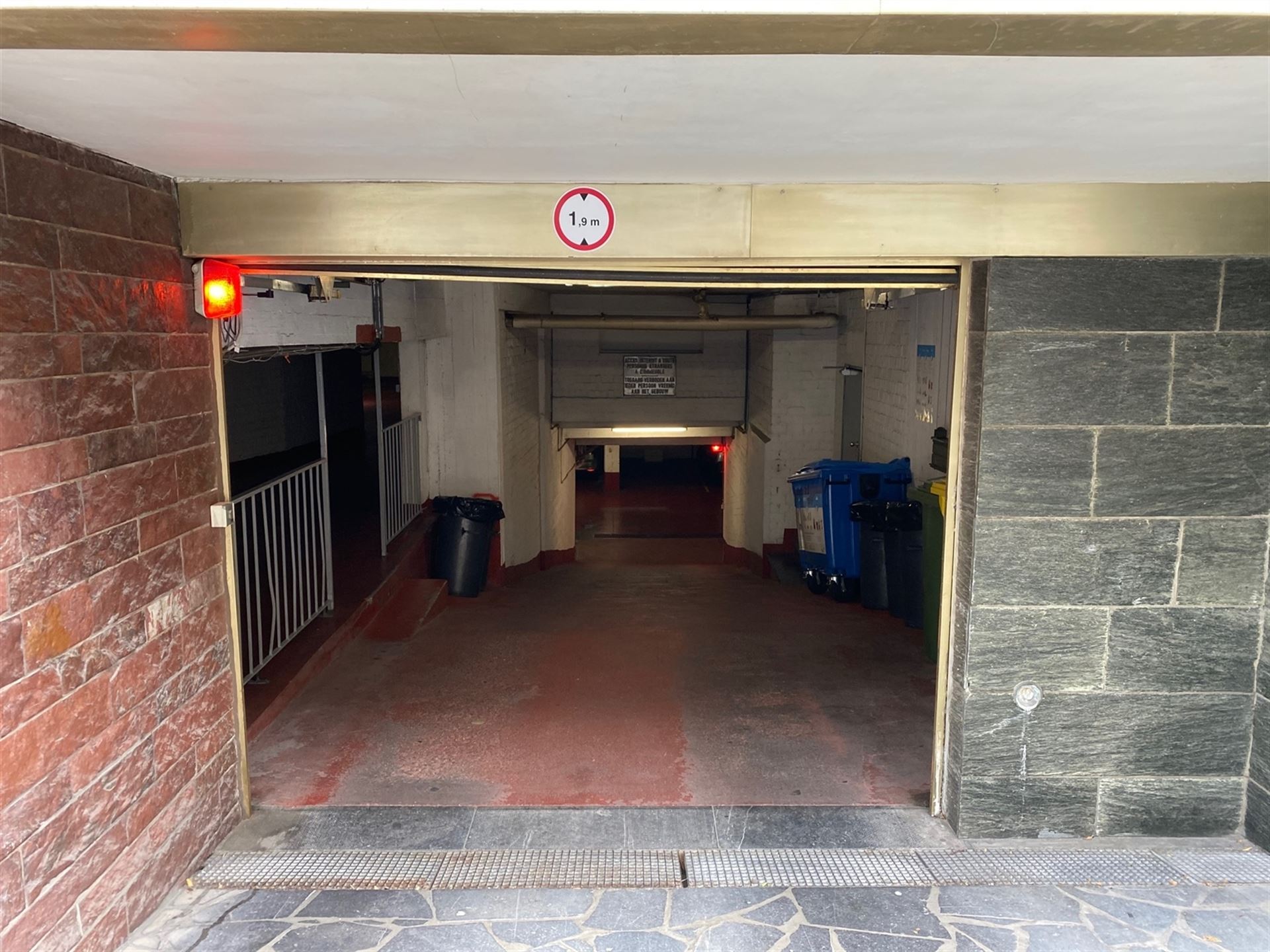 Emplacement de voiture dans un immeuble, bien situé dans le quartier CEE. - photo 5