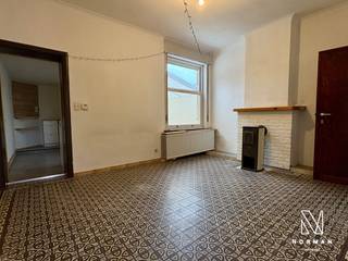 Ruime woning te koop met 4 slaapkamers en een grote garage te Harelbeke!Bij het binnengaan kom je in de voorplaats, die ideaal kan worden ingericht...