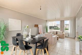 In de rustige doodlopende straat De Korenbloem bevindt zich deze ruime gezinswoning met 136 m² bewoonbare oppervlakte. <br /><br />Ondanks de rustige, gezinsvriendelijke ligging bevinden bakker, supermarkt, apotheek en basisschool zich in de nabije omgeving. Op enkele minuten bereik je mooie wandel- en fietsroutes, zoals de Eindhoutberg. Wonen op 5 minuten van de E313 zorgt voor een snelle verbinding naar Antwerpen, Hasselt en Genk. Ideaal voor pendelaars die toch rustig willen wonen.<br /><br />Structureel biedt deze woning een solide basis. Belangrijke technische investeringen zijn al gebeurd. Dit geeft u de vrijheid om u direct te focussen op de esthetische afwerking en inrichting:<br />• Energiezuinig fundament: De voor- en achtergevels zijn reeds geïsoleerd en er is een recente condenserende verwarmingsketel geplaatst.<br />• Gunstig EPC: Met een label C <br />• Zorgeloos keuringsverslag: De elektriciteit is volledig conform en de woning is asbestveilig verklaard.<br /><br />De ruime woning heeft 3 volwaardige slaapkamers, dit biedt tal van mogelijkheden voor kinderen, een hobbykamer of een rustige thuiswerkplek.<br />Buiten geniet u van een gezellige tuin met tuinberging. Dankzij de achterliggende toegang (servitude) is de tuin ook via de achterzijde perfect bereikbaar voor fietsen.<br />Parkeren kan in de inpandige garage en er is ook extra parkeermogelijkheid voor de deur. <br />Het zeer lage kadastraal inkomen van 490€ vormt financieel een mooi voordeel op lange termijn.<br /><br />Belangrijkste troeven:<br />• Geïsoleerde voor- en achtergevel<br />• Centrale verwarming met recente condenserende verwarmingsketel <br />• EPC-label C <br />• Inpandige garage en gratis parkeergelegenheid voor de deur<br />• Gezellige tuin met tuinberging<br />• Laag KI: €490<br />• Conforme elektrische keuring<br />• Asbestveilig<br />• Achterliggende servitude/toegang<br /><br />Voor meer informatie of een bezoek ter plaatse:<br />📞 014 59 10 20<br />📧 jill@immosp.be<br />Benieuwd naar de waarde van uw eigen woning? Vraag vrijblijvend een gratis verkoopanalyse aan – wij helpen u graag verder!