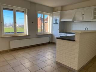 Goed gelegen nabij centrum en vlotte verbinding met snelwegen. Bestaande uit een inkomhall, living met haard, aparte ingerichte keuken, 2 slaapkamers (gelijkvloers), badkamer (gelijkvloers), wasplaats, grote zolderruimte met vaste trap, 2 x garage. Terras en oprit. Onderhoudsvriendelijk
