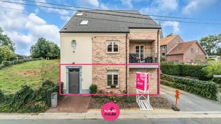 In het landelijke Hees, een rustige deelgemeente van Bilzen-Hoeselt, vind je dit ruime gelijkvloerse appartement met twee slaapkamers, een privatief terras en een garage. Je woont hier in een kleinschalige residentie met slechts twee wooneenheden, met circa 130 m² bewoonbare oppervlakte en een praktische indeling.<br /><br />De ligging combineert een landelijke omgeving met een vlotte bereikbaarheid. Maastricht ligt vlakbij en ook scholen, supermarkten en de centra van Bilzen, Riemst en Tongeren zijn goed bereikbaar.<br /><br />De indeling is als volgt:<br /><br />Via de inkomhal bereik je de verschillende vertrekken. De leefruimte van circa 35 m² biedt plaats aan een ruime eetkamer en een gezellige zithoek. Grote raampartijen laten volop daglicht binnen, terwijl de parketvloer voor een warme uitstraling zorgt.<br /><br />De aansluitende keuken van 31 m² is uitgerust met een inductiekookplaat, een vaatwasser en een ingebouwde combi-oven. Voldoende werk- en kastruimte maken deze keuken praktisch in gebruik.<br /><br />Er zijn twee slaapkamers van circa 17 m² en 13 m²: deze bieden allebei ruimte voor een tweepersoonsbed en bijkomende kasten.<br /><br />In de badkamer beschik je over een dubbele wastafel, een ruime inloopdouche en een ligbad. Het toilet is afzonderlijk. Daarnaast is er een aparte wasruimte met aansluitingen voor een wasmachine en droogkast en plaats voor extra opbergruimte.<br /><br />Het privatieve terras biedt een rustige plek om buiten te zitten. De inbegrepen garage zorgt voor een eigen parkeerplaats en bijkomende bergruimte.<br /><br />De belangrijkste troeven:<br /><br />- Gelijkvloers appartement met circa 130 m² bewoonbare oppervlakte<br />- Kleinschalige residentie met slechts twee wooneenheden<br />- Lichtrijke leefruimte van circa 35 m² met parketvloer<br />- Twee volwaardige slaapkamers van circa 17 m² en 13 m²<br />- Badkamer met dubbele wastafel, inloopdouche en ligbad<br />- Afzonderlijk toilet en aparte wasruimte<br />- Privatief terras en inbegrepen garage<br />- EPC-label C — 240 kWh/(m²·jaar)<br />- Elektrische keuring conform<br />- Landelijke ligging met een vlotte verbinding naar Maastricht en de omliggende centra<br /><br />Zoek je een ruime gelijkvloerse woonst met veel daglicht, een eigen buitenruimte en een garage? <br /><br />Neem contact op met Immofair via 089 390 990 of info@immofair.be en kom ontdekken wat dit appartement in het gezellige Hees jou te bieden heeft!