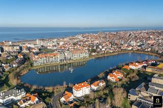 Uniek en zeldzaam. Villa “Loup Garnou” is een alleenstaande modernistisch villa (1937) en ligt letterlijk "les pieds dans l’eau" aan het Zegemeer...