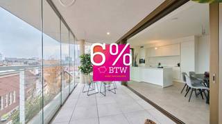 <span><b>Koop aan 6% btw (onder voorwaarden), ook interessant voor investeerders!</b><br /><br />De Bonnefant, wonen in het midden van de stad en toch omgeven door groen. Een iconisch gebouw op een centrale en culturele locatie waar er ruimte is voor luxe, een onvergetelijke woonervaring of zorgeloos wonen in een assistentiewoning. </span><br /><br /><span>Tussen de gebouwen van De Bonnefant is een </span><strong>groene doorsteek</strong><span> gecreëerd die de Demerstraat rechtstreeks verbindt met het begijnhof. Gezellig vertoeven in één van de twee gemeenschappelijke binnentuinen of liever een barbecue met de buren? Bovendien hebben de terrassen geïntegreerde plantenbakken die zijn uitgerust met een automatisch beregeningssysteem. Een extra groene beleving is verzekerd.</span><br /><br /><span>Het bestaande RTT-gebouw is volledig gerenoveerd met het behoud van de Hasseltse authenticiteit en verder uitgebreid met energiezuinige nieuwbouw. Parkeren in het centrum is geen evidentie maar toekomstige bewoners van De Bonnefant kunnen parkeren in de ruime ondergrondse parkeerplaats. Je kan ook je fiets kwijt in de fietsenstalling. </span><br /><br /><strong>APPARTEMENTEN MET WINTERTUIN:<br /></strong><span>De appartementen met wintertuin laten je zomer en winter genieten van de buitenruimte. Het open zicht en de geïntegreerde plantenbakken maken van deze hoekappartementen met 3 gevels een oase van rust. Er zijn telkens 2 slaapkamers en 2 badkamers voorzien.</span><br /><br /><span><span><strong>Wintertuin Appartement A4 APP 05 - Verdiep 4</strong></span><br />- bewoonbare oppervlakte: 138 m²<br />- oppervlakte wintertuinterras: 35 m²<br />- lichtrijke leefruimte met open keuken voorzien van kookeiland<br />- master bedroom met inloopdressing en ensuite-badkamer voorzien van ligbad en inloopdouche<br />- 2de slaapkamer met ensuite-douchekamer<br />- berging<br />- apart gastentoilet<br />- autostaanplaats in de afgesloten parkeerkelder <br /><br />GENIET VAN <strong>6% btw</strong> (onder voorwaarden). Vermelde prijs is exclusief ondergrondse parkeerplaats en exclusief registratie, btw en notariskosten. Alle appartementen werden volledig afgewerkt (inclusief schilderwerken) en zijn instapklaar. Contacteer ons voor een bezoek ter plaatse.<br /><br />Wij ontzorgen je ook voor <strong>de verkoop</strong> van je <strong>huidige woning</strong>! Voor meer uitleg helpen we je graag verder.<br /><br /></span>