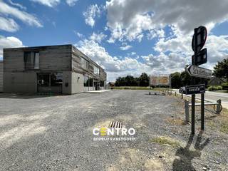 Benaderende OPPERVLAKTEN:Gelijkvloers: 230 m2Ruime parkeergelegenheid: 25-tal wagens (toegankelijk via 2 straten).INDELING:Open polyvalente ruimte -...