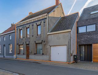 KIJKDAG - Zon 17/5 - 10U<br /><br />EREMBODEGEM - Dit schitterende renovatieproject met enorme mogelijkheden is gelegen op één van de mooiste plaatsen in Erembodegem. Resschebeke spreekt aan omwille van zijn connectie met de natuur en het nabij gelegen jaagpad en Dender.<br />Dit project biedt de mogelijkheid om de grond langs de achterkant te betreden waardoor er steeds parking achteraan de woning is (eventueel plaatsing carport) en zodat je ook vanaf de achterkant van de tuin, recht de natuur in stapt.<br />De woning zelf kenmerkt hoge plafonds en veel ruimte en licht!<br /><br />De indeling kan zelf nog bepaald worden, het is belangrijk om weten dat de mogelijkheden talrijk zijn om een schitterend plaatje te verwezenlijken.<br />Momenteel is er op de benedenverdieping, de inkomhal met toegang tot woonkamer en open keuken, naast de keuken treffen de we trap naar boven en de badkamer.<br />Op de eerste verdieping zijn er 3 ruime slaapkamers en een vaste trap naar de grote zolderverdieping. De zolder kan omgetoverd worden naar nog extra kamers, bureau, ontspanningsruimte, enz...<br />Rechts van de woning is er nog een grote garage met aanpalende bergingen.<br />De tuin is immens, en omvat een groot overdekt terras, mooie vijver en een open zicht op de natuur.<br /><br />Ben je ook benieuwd naar dit project, kom dan gerust een kijkje nemen na afspraak via 053/60.65.60
