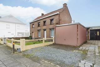 <span>+++ Molenstraat 245, Liedekerke +++<br /><br />Op zoek naar een woning die u volledig naar eigen smaak kan renoveren? Deze charmante woning is ideaal gelegen op wandelafstand van het station, scholen en winkels en biedt tal van mogelijkheden. De woning beschikt over een ruime leefruimte, bestaande uit een aparte living en eetkamer. Verder is er een aparte, geïnstalleerde keuken met aansluitend een bijkeuken en berging. Ernaast bevindt zich de badkamer uitgerust met een ligbad, lavabo en toilet. Op de verdieping bevinden zich 3 volwaardige slaapkamers. Daarnaast beschikt de woning over een garagebox wat zeker een extra troef is. Vooraan de woning bevindt zich een voortuin, ideaal als extra buitenruimte.<br />Een ideale opportuniteit voor wie op zoek is naar een woning met renovatiepotentieel op een uiterst centrale ligging. Zin om hier uw nieuwe thuis van te maken? Contacteer ons voor een bezoek via info@immoteam.be of 0478/059069</span>